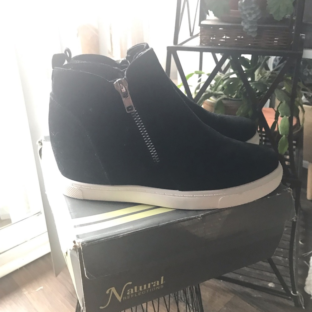 NIB Natural Reflections Black Wedge Sneakers